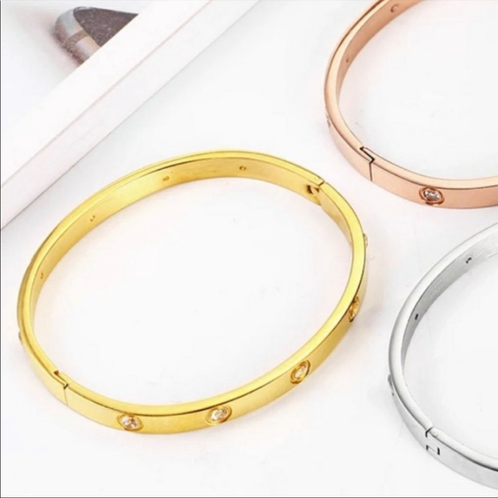 NEW 18K YELLOW GOLD ROUND DIAMOND BANGLE BRACELET - Picture 5 of 5